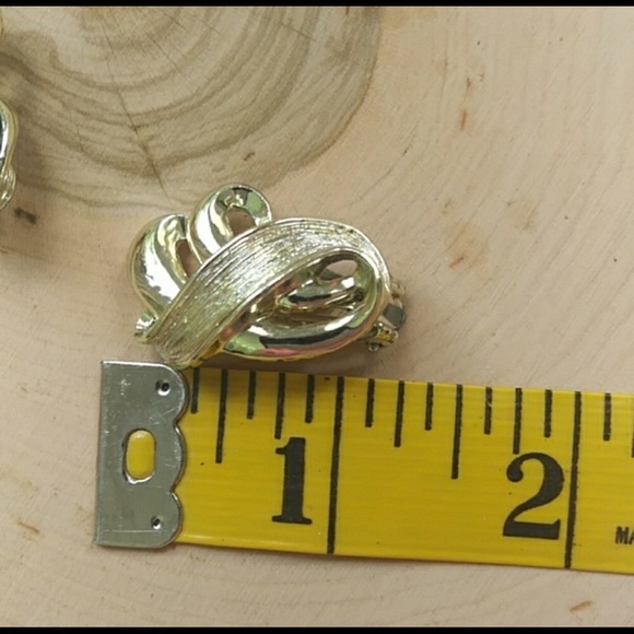Vintage gold tone clip-on earrings - Picture 3 of 3